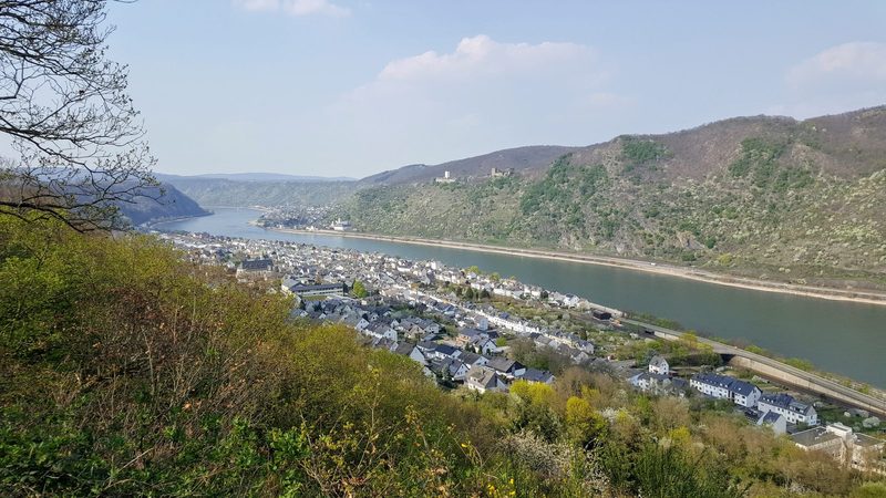 Uitzichtpunt met bank hoog boven Bad Salzig