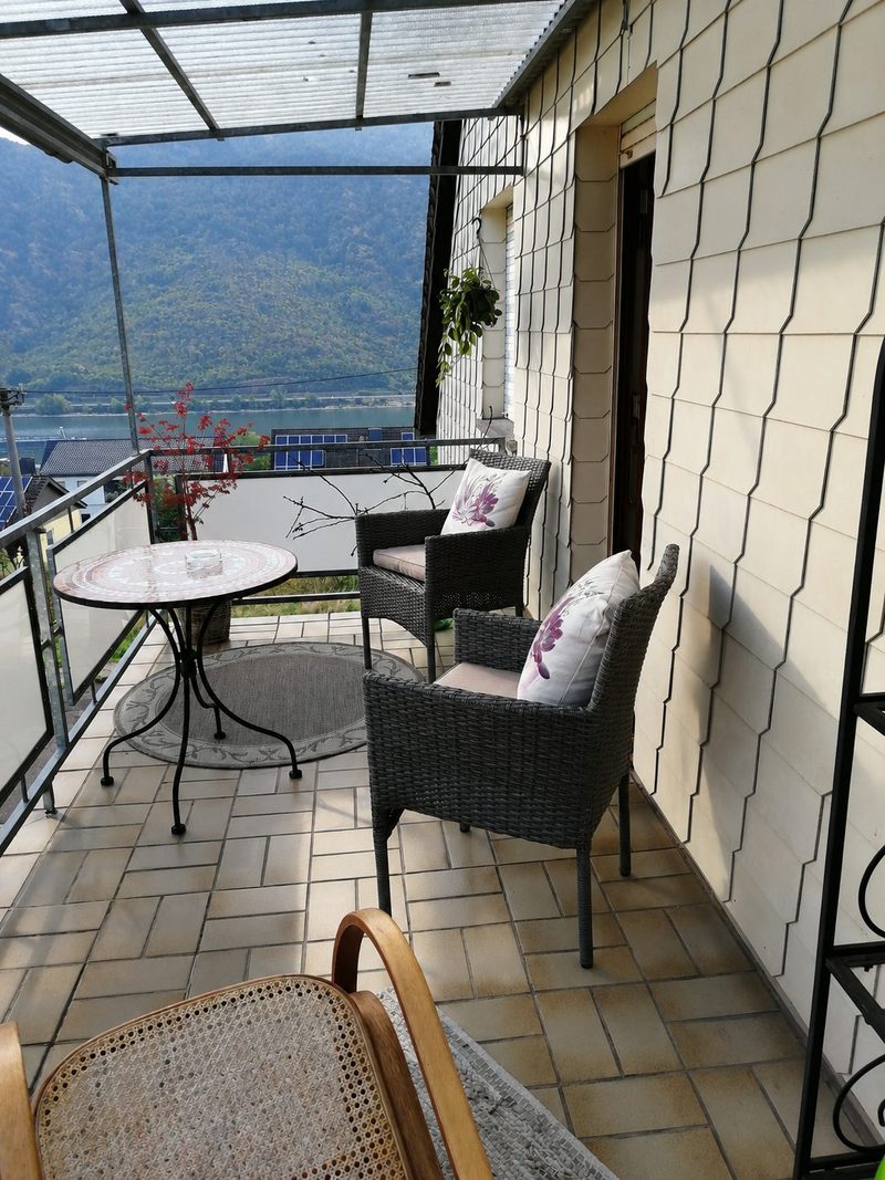 Balkon mit Rheinblick — der Lieblingsplatz für den Morgenkaffee
