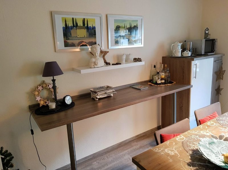 Dressoir met schilderijen in de eetkamer