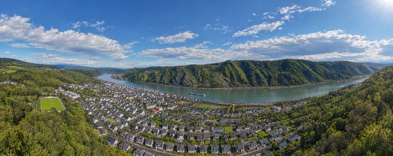 Panorama par drone de la vallée du Rhin avec Bad Salzig
