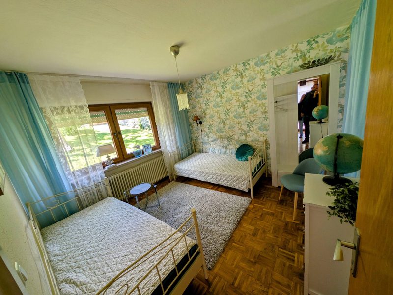 Slaapkamer met twee eenpersoonsbedden