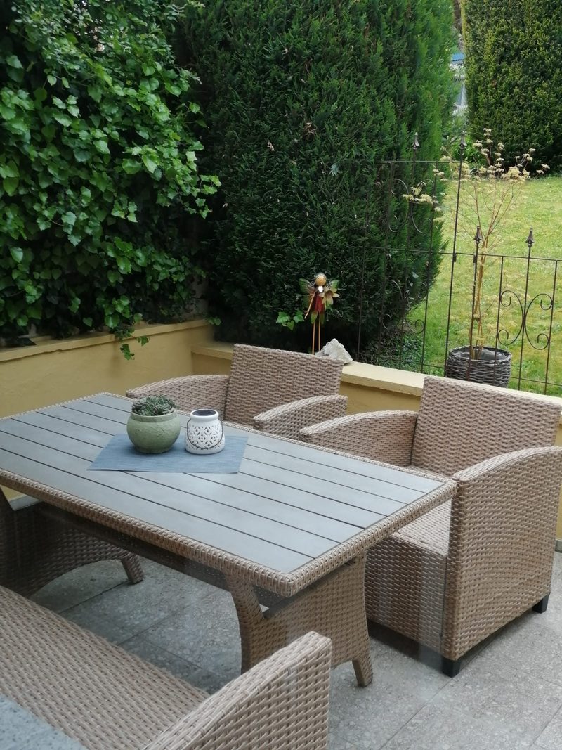 Terras met zitplaatsen — directe toegang vanuit de tuin
