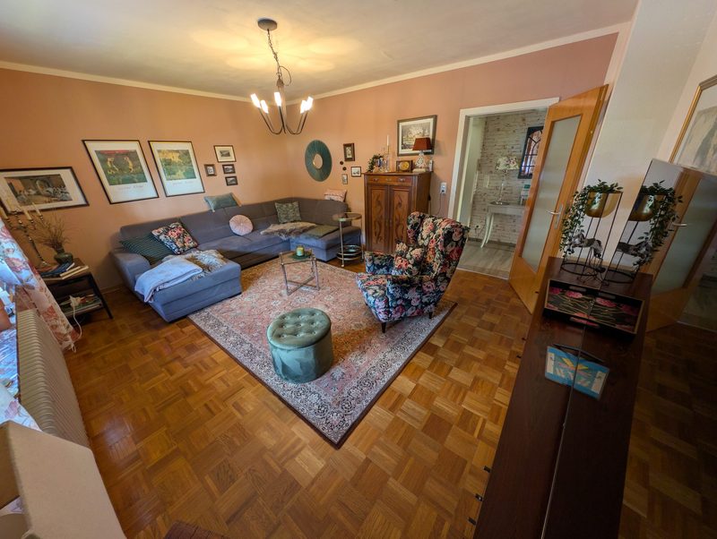 Wohnzimmer mit gemütlicher Sofalandschaft